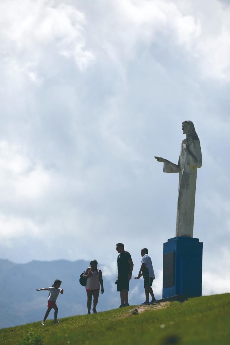 MIRADOR. El Cristo de la Quebradita es parada obligada para los visitantes. Allí, disfrutan de una hermosa vista de los valles.