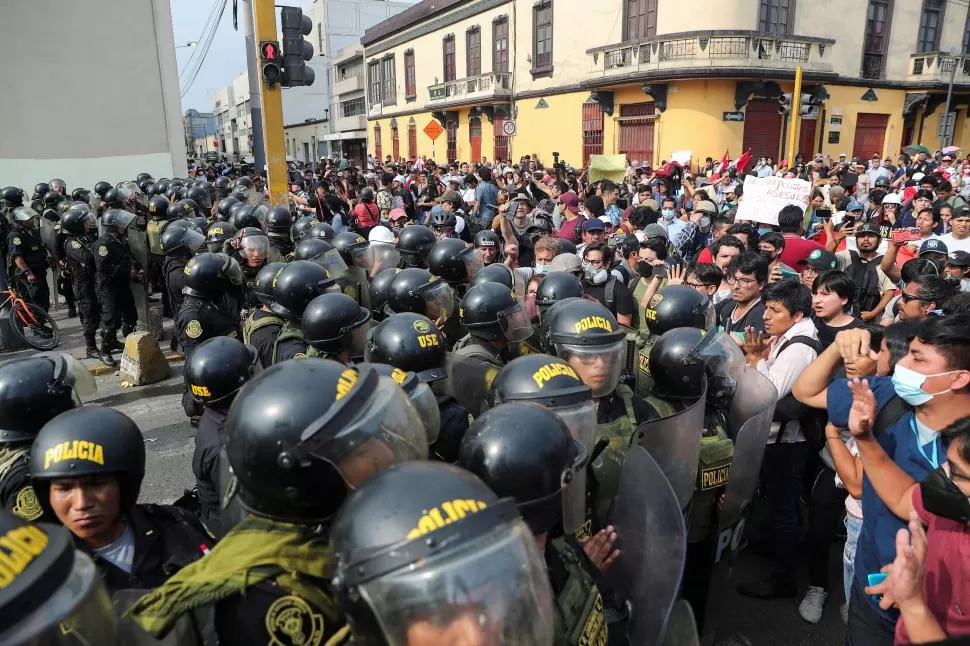 CALLES EN TENSIÓN. La escena se repite en Lima y en el interior. Policías y civiles se enfrentan a diario. reuters