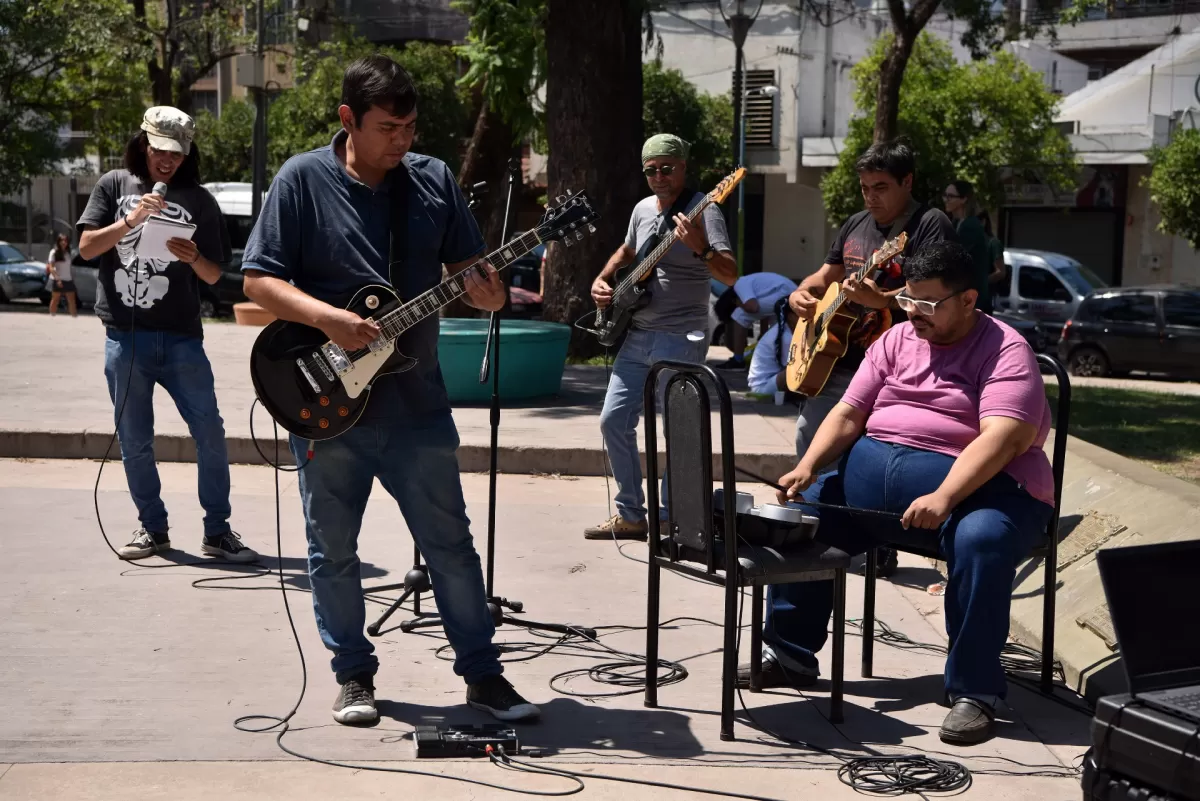 Knock Out, la banda que surgió entre pacientes del Obarrio y sueña con telonear a Rata Blanca