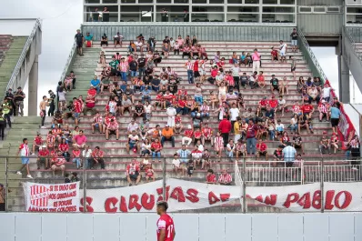 Los hinchas siguen conociendo al nuevo “Santo”