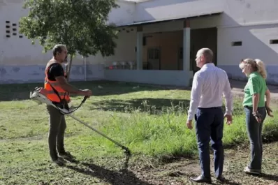 Realizan tareas de desmalezado en escuelas de la provincia