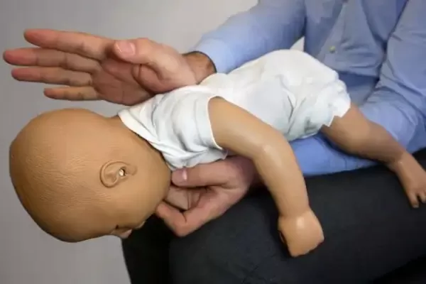 Maniobra de Heimlich, una técnica que debemos aprender para salvar una vida