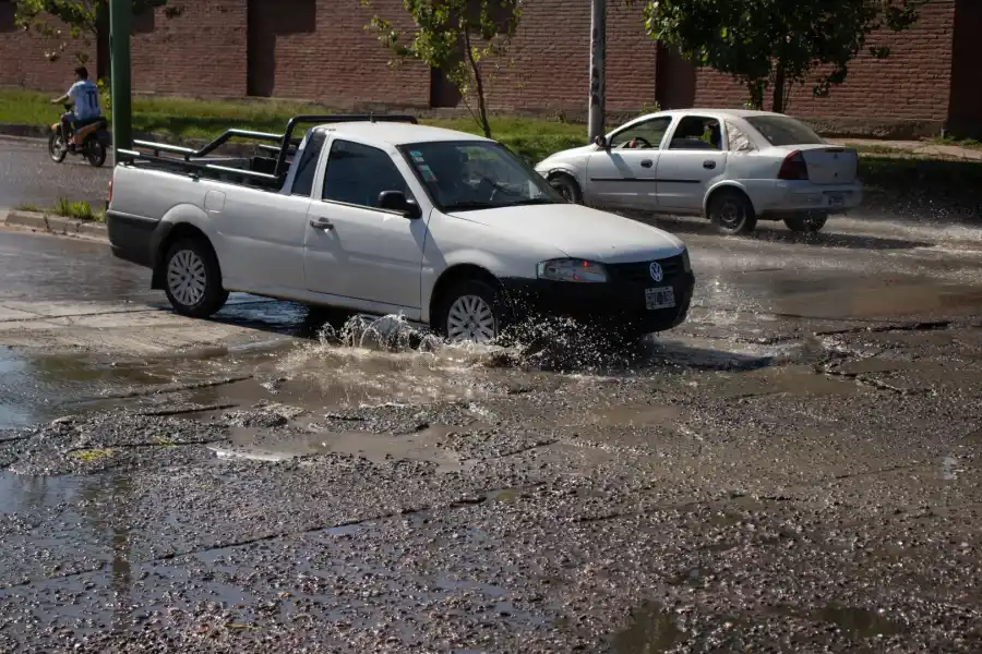 Los agujeros y los charcos que todos conocen y que hace años aprendieron a esquivar