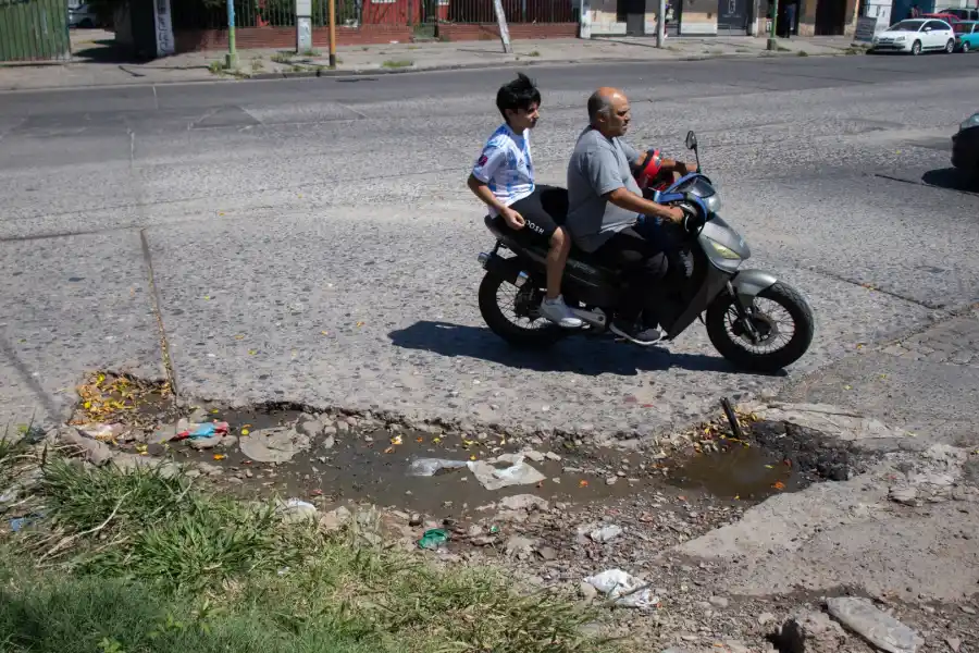 Los agujeros y los charcos que todos conocen y que hace años aprendieron a esquivar