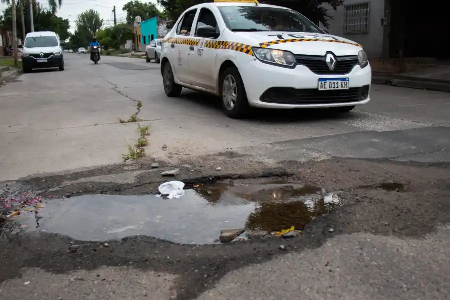 Los agujeros y los charcos que todos conocen y que hace años aprendieron a esquivar