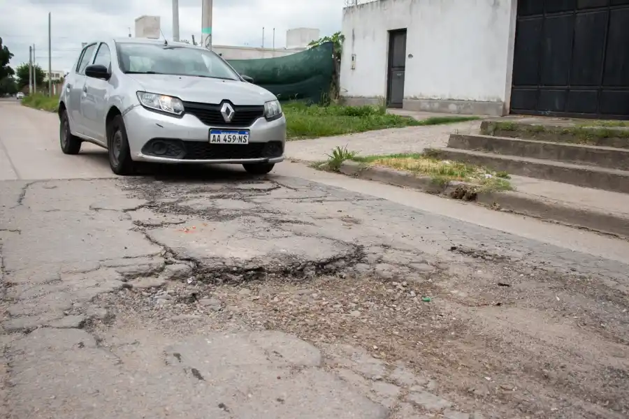 Los agujeros y los charcos que todos conocen y que hace años aprendieron a esquivar