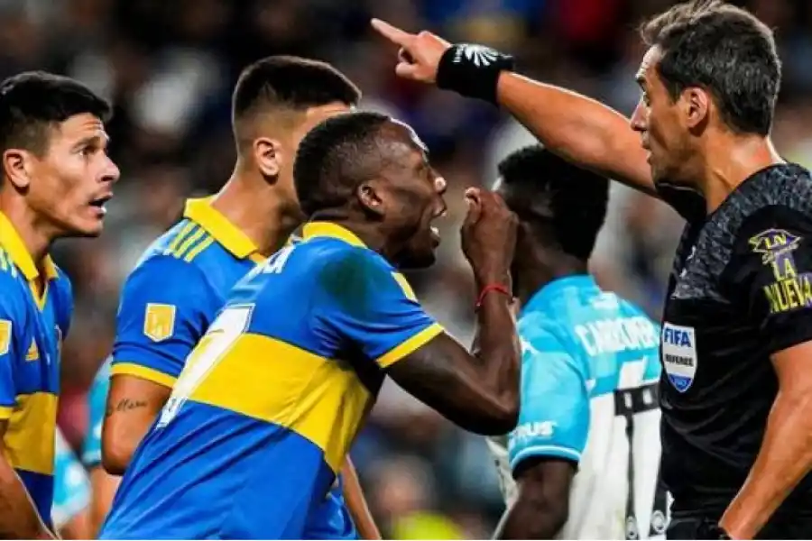 Luis Advíncula tuvo algunos errores defensivos en la derrota de Boca ante Racing.