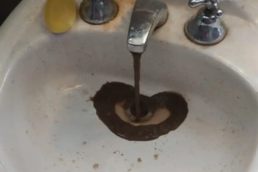 El Mollar: el agua turbia indigna a vecinos y veraneantes