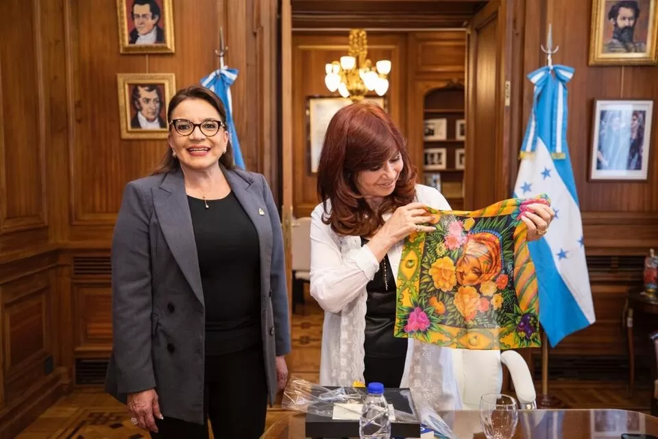 Cristina Fernández y Xiomara Castro, en el Senado. 