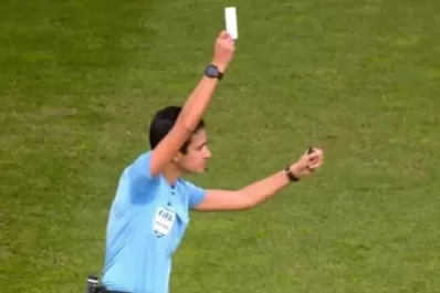 Histórico para el fútbol: Por primera vez mostraron la tarjeta blanca en un partido