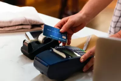 Compras con tarjeta: ¿cómo hacer para aplazar 40 días el resumen?