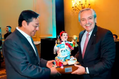 Luis Arce le regaló a Alberto Fernández un ekeko con una copa del mundo