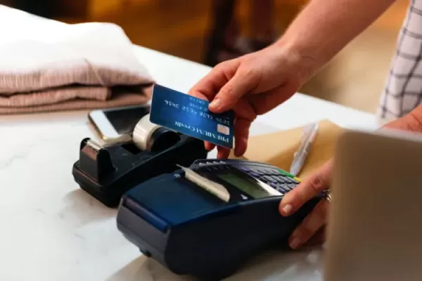 Compras con tarjeta: ¿cómo hacer para aplazar 40 días el resumen?