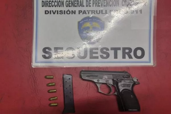 Detienen a un hombre que iba armado