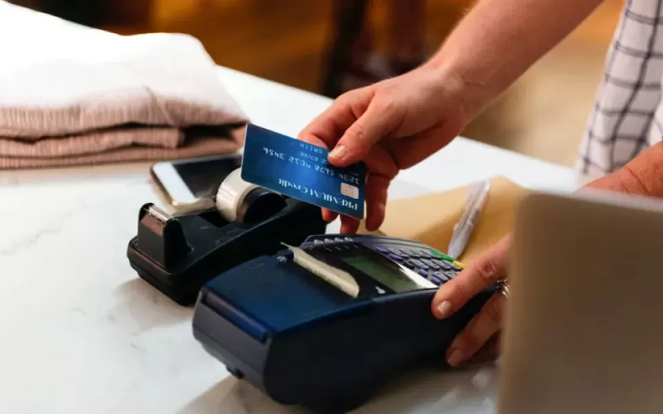 Compras con tarjeta: ¿cómo hacer para aplazar 40 días el resumen?