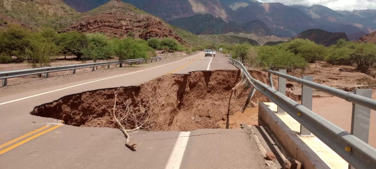 El agua erosionó el puente el fin de semana pasado