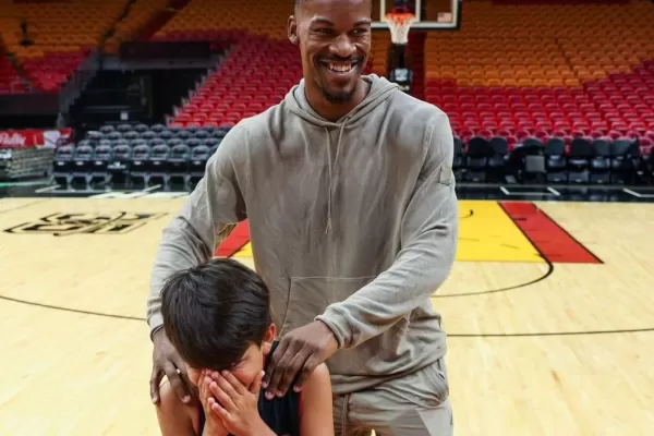 Un niño argentino no pudo ver a Jimmy Butler en la cancha pero se llevó una tremenda sorpresa