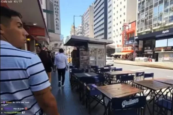 Una streamer coreana transmitía en vivo cuando le robaron su celular en plena avenida Corrientes, en Buenos Aires