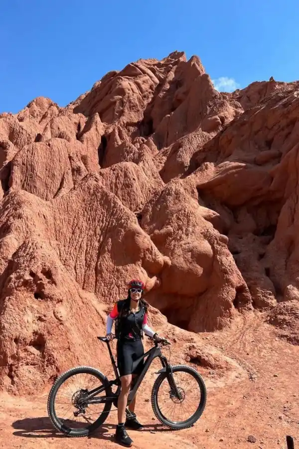 Las sorpresivas vacaciones de Gabriela Sabatini en bicicleta por el Norte argentino