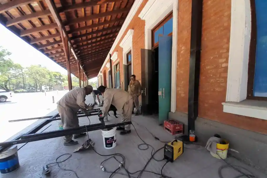 EN ROCA AL 600. Operarios trabajan para que pronto la ex estación se convierta en un polo gastronómico. 
