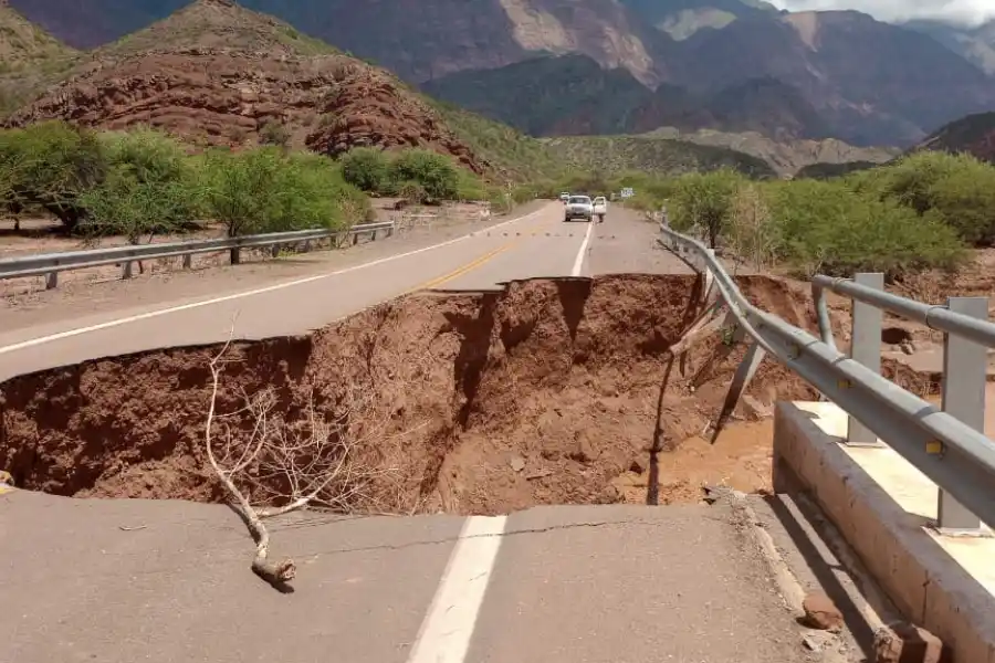 El agua erosionó el puente el fin de semana pasado