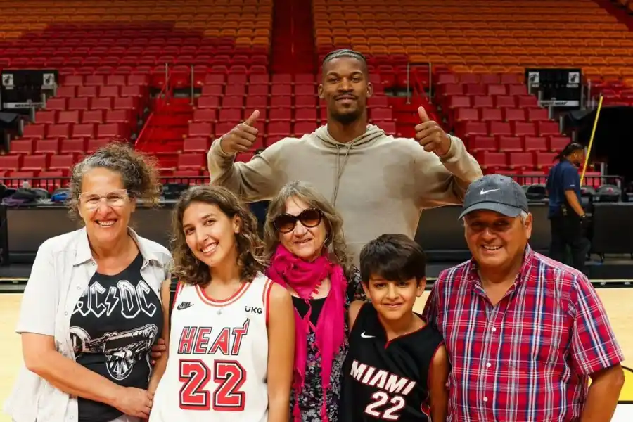 La familia de Felipe junto a Jimmy Butler 