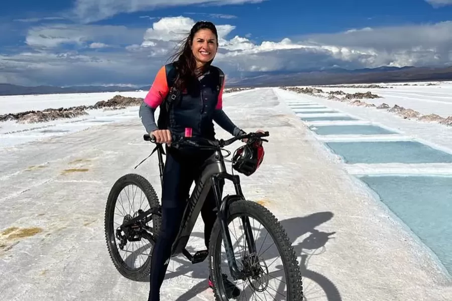 Las sorpresivas vacaciones de Gabriela Sabatini en bicicleta por el Norte argentino