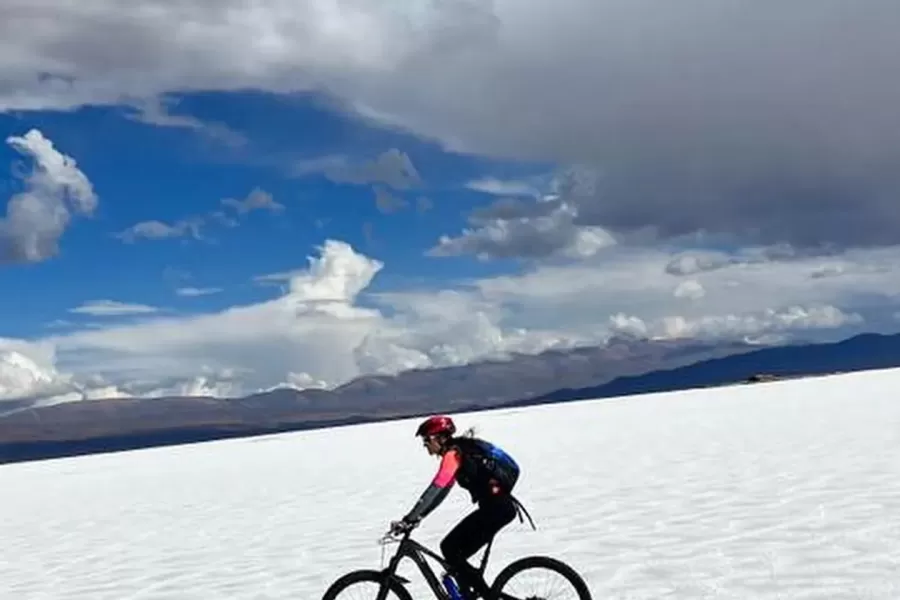 Las sorpresivas vacaciones de Gabriela Sabatini en bicicleta por el Norte argentino