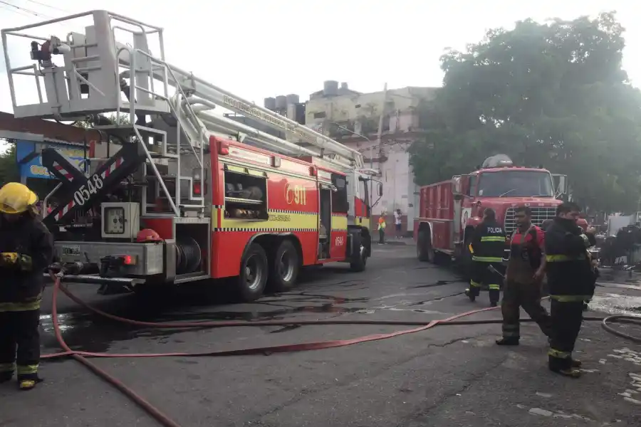 Video: Así fue el feroz incendio que se desató en los puestos de El Bajo