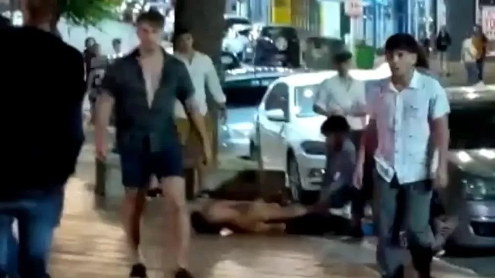 UNA PRUEBA. Máximo Thomsen se va caminando después de haber agredido a Fernando, que está en el suelo. captura de video