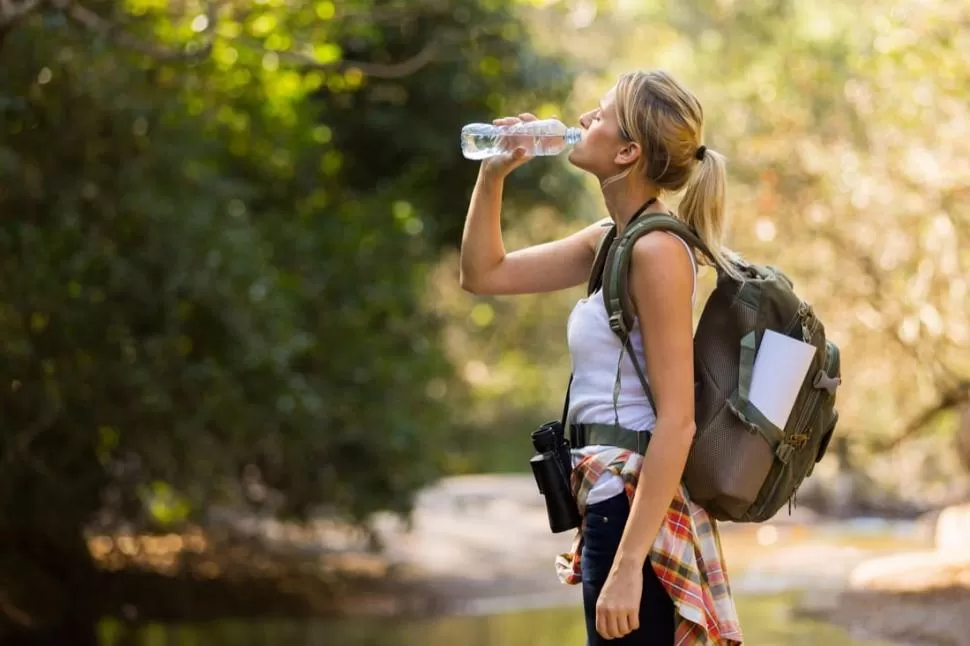 HIDRATARSE ES CLAVE. Estés en la montaña o en la playa, tomar agua es fundamental para mantenerte sana.  