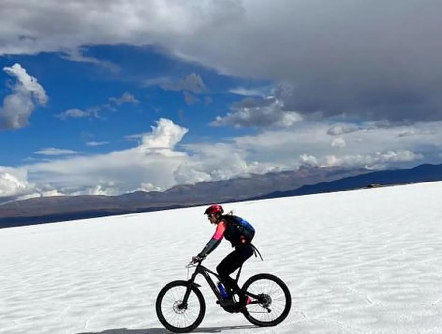 Las sorpresivas vacaciones de Gabriela Sabatini en bicicleta por el Norte argentino