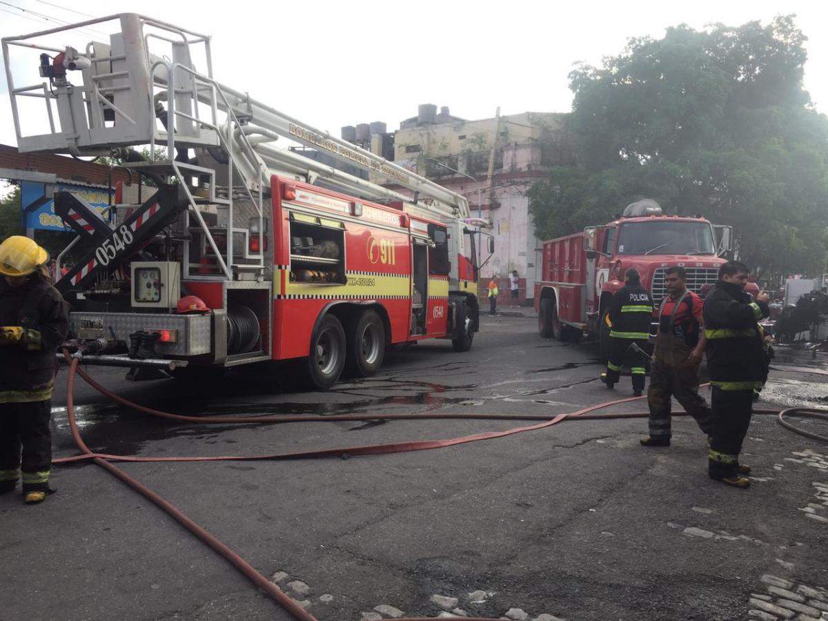Video: Así fue el feroz incendio que se desató en los puestos de El Bajo
