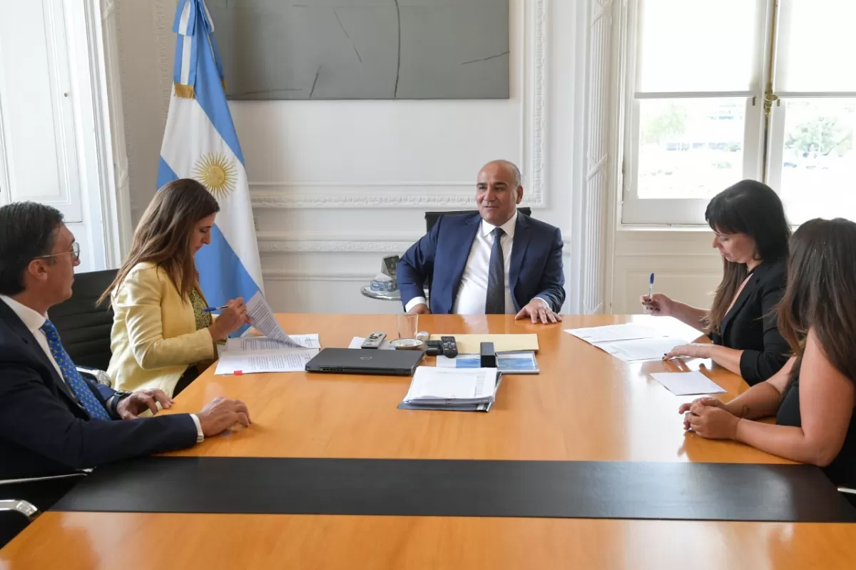 Manzur firmó un convenio para avanzar con la digitalización de las actas del Registro Civil en Tucumán