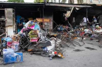 Investigan las causas del incendio de 12 puestos