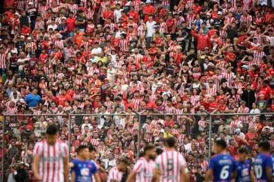 Los hinchas de San Martín le pusieron color al miércoles gris