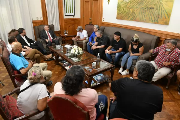 Video: El Gobierno ayudará a reconstruir los puestos de El Bajo, afectados por el incendio
