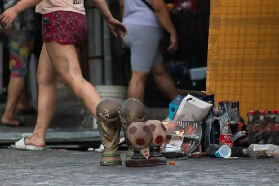 INGRATO RECUERDO. Los ambulantes también perdieron decenas de artículos que vendían por la obtención de la Copa del Mundo. asdf asdf