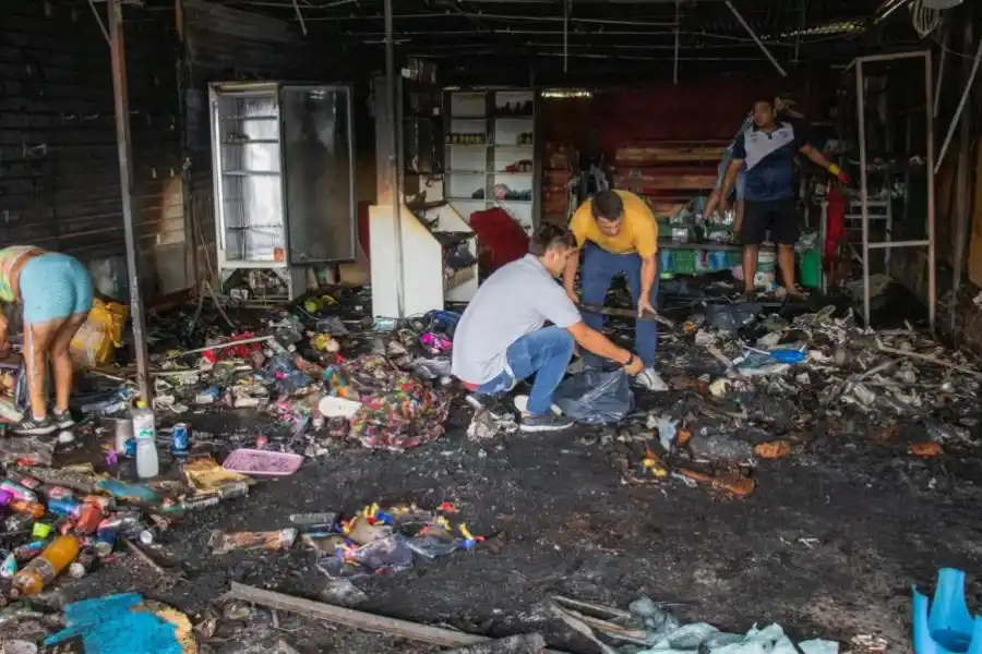 EN PLENA TAREA. Los peritos y especialistas buscan evidencias para tratar de determinar cuáles fueron las causas del siniestro. 