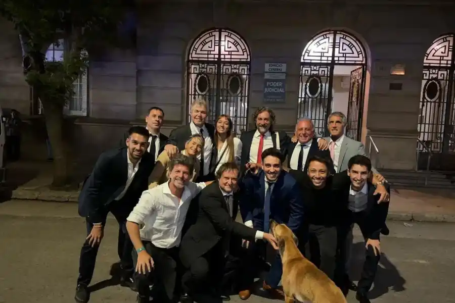 El equipo de Fernando Burlando con un integrante especial