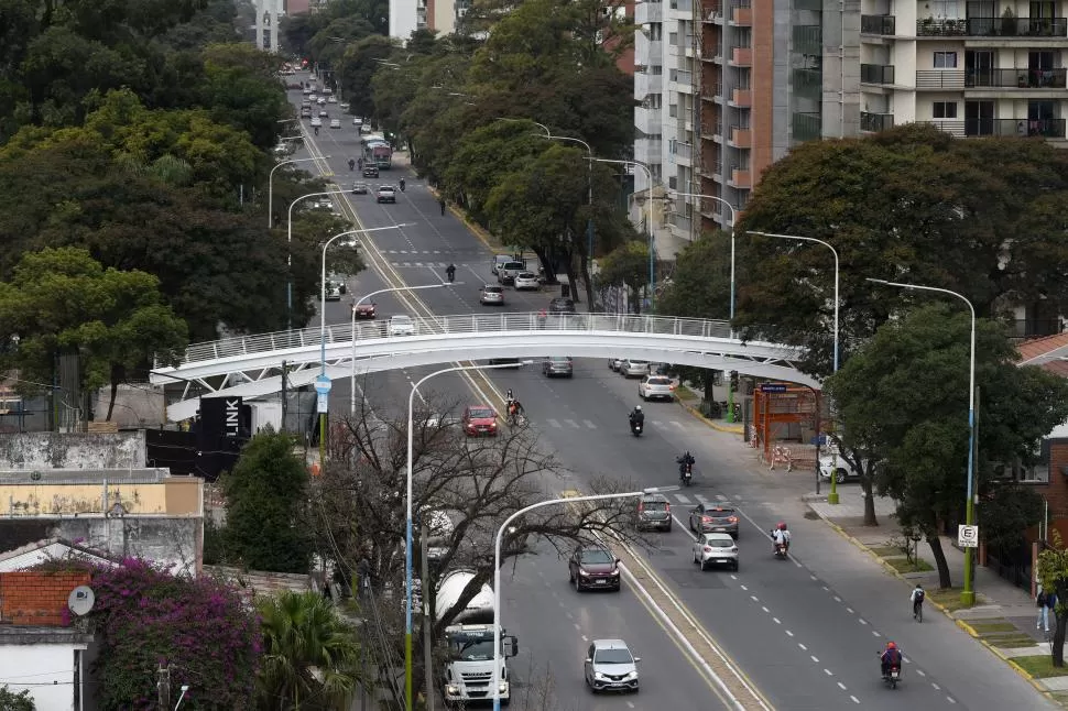 VEHÍCULOS QUE VAN Y VIENEN. La avenida Mate de Luna es una de las arterias más transitadas de Tucumán. ¿Es factible que sea de mano única? 