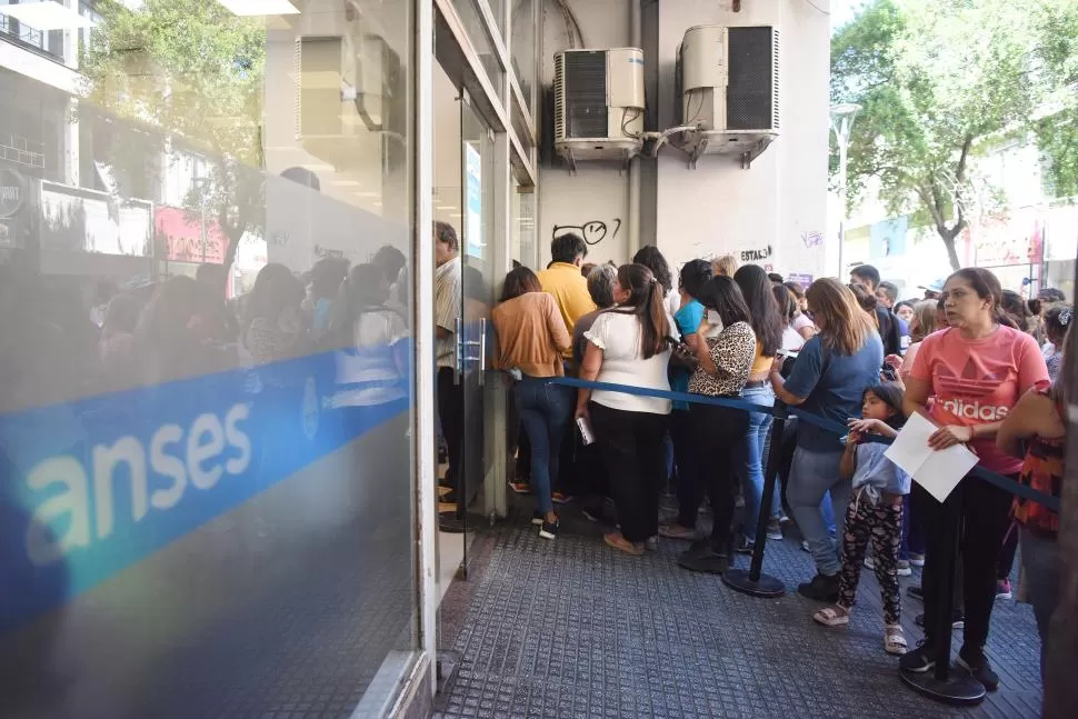 ANSES. Unos 23.000 tucumanos necesitan la moratoria previsional. LA GACETA / FOTO DE Analía Jaramillo