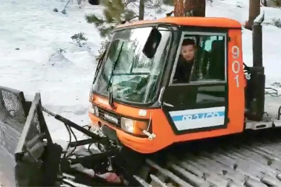 Renner utilizando un vehículo de nieve.