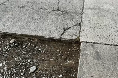 Yerba Buena: denuncian que una serie de baches dificultan la circulación en Mendoza al 2.600