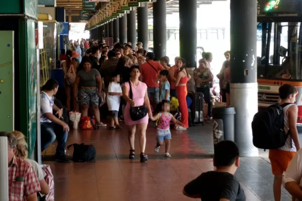 Recambio turístico: cientos de viajeros coparon la Terminal de Ómnibus