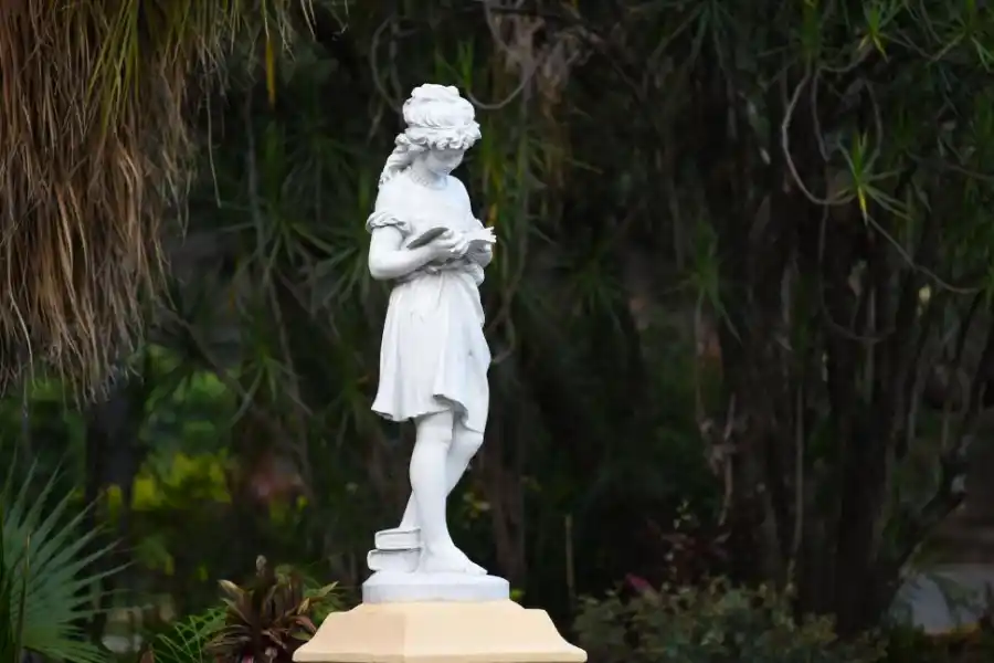 LA ESCRITURA. La escultura se emplazó también sobre la ex Legislatura.  la gaceta / fotos de diego araoz 