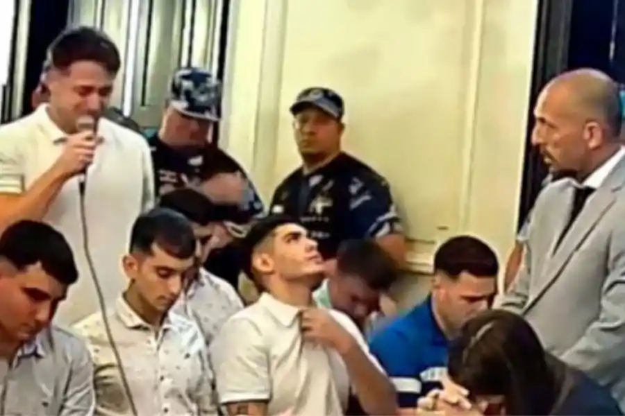 Hugo Tomei junto a los imputados durante el juicio.