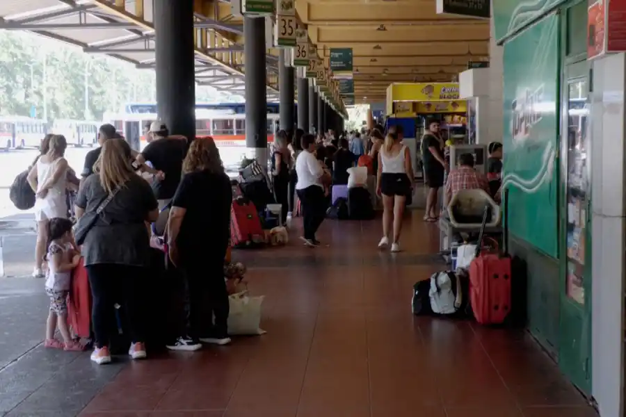Recambio turístico: cientos de viajeros coparon la Terminal de Ómnibus