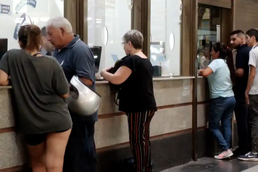 Recambio turístico: cientos de viajeros coparon la Terminal de Ómnibus