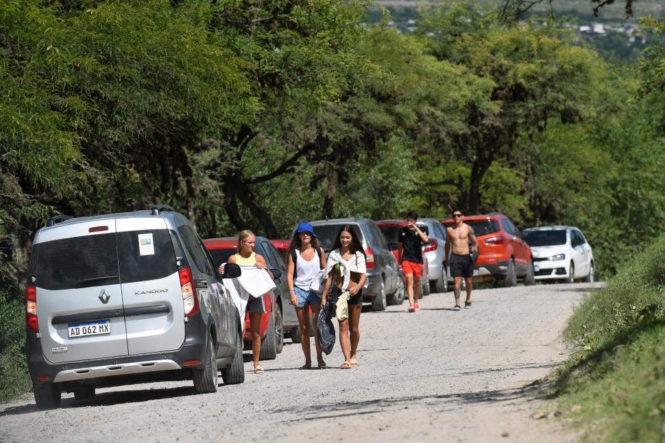 PASEOS AL SOL. Veraneantes dejan sus autos cerca del puente del río La Banda para recorrer la villa durante una jornada soleada y calurosa.
